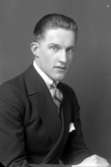 Ateljébild på en man i kostym och slips. Enligt Walter Olsons journal är bilden beställd av Sten Berg.