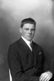 Ateljébild på en man i kavaj, skjorta och slips. Enligt Walter Olsons journal är bilden beställd av Allan Bengtsson.