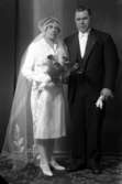 Bröllopsbild. Kvinnan har slöja och håller i en blombukett. Enligt Walter Olsons journal är bilden beställd av Verner Nilsson.