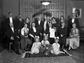 Gruppbild i festsammanhang. Beställare till bilden: Direktör K Leth ifrån Stockholm.