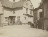 A.E Lidmans gård. Bröderna Lidman på trappan. Foto omkring 1890 ur Nils Kreugers kvarlåtenskap.