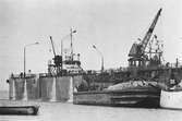 Ekensbergs varv 1970; i lilla dockan repareras bogserbåten GARPEN (1954); i förgrunden ses Skånska Cementgjuteriets pråm SCG No.11. Längst t h ses skorstenen på varvets bogserbåt EKENSBERG.