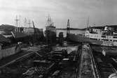 Ekensbergs varv 1970; i bakgrunden lastmotorfartygen TONNA i lilla dockan till v, BECKY i stora dockan samt passagerarfartyget BIRGER JARL.