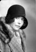Ateljébild på en kvinna i hatt och kappa med pälskrage. Beställare till bilden: Fröken Elsa Josefsson ifrån Högsby.