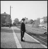 Lelångenbanan. Näst sista resan före nedläggandet, med utgång från Uddevalla. Färgelanda. Stationsmästare Hjalmar Segerlind.