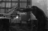 Ekensbergs varv; varvsbyggnad interiör; verkstadsarbetare vid maskin
