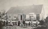 Prästgården i Källa vid början av 1880-talet. Kyrkoherden Andreas Nordstén med familj.