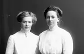 Till höger Hilma Wiberg, Karlholm och Stina Persson, Nöttö, Karlholm
