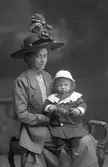 Helga Johansson med den lilla, Hudiksvall