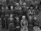 Skolklass från Skarvsjöby skola, Storuman, Västerbotten, med sina lärare Helfrid Leijer och Ester Näsvall, på besök i Uppsala 1938