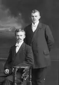 Sittande Walfrid Och brodern Linus Andersson. Glasbruket








