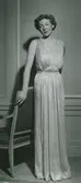 Fröken Margit von Rosen i v-ringad aftonklänning.