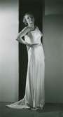Modell i balklänning med släp i vitt blankt siden av Madame Vionnet.