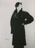 Modell i pälskappa och hatt.