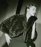 Modell i pälsjacka.