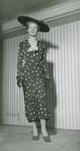 Modell i klänning med rutigt mönster och blomstergarnityr, stråhatt, handskar och pumps, från Edward Molyneux.