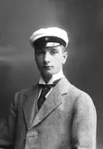 Oscar Bjuke född 1893, Upplandsgatan 33, Gävle. Senare bankdirektör i Gävle.
