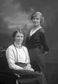 Thilda Thyr sittande och Hanna Thyr stående, Norra Trädgårdsgatan 2, Gävle
