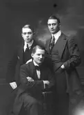Vaktmästare vid biografen Röda Kvarn i Gävle. Gösta Sandin. Levde mellan åren 1892-1969 stående till höger. Han var vaktmästare där 1912-1918 och startade 1932 filmbolaget AB Svensk Talfilm där han var vd till sin död. Sittande Adolf Johansson