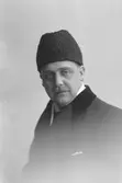 Beställare tobakshandlare Josef Wikström, född 1886.
Personen i bild eventuellt fadern Johan Wikström född 1850. Sveriges befolkning 1890, samt 1900. Se W. Lindeberg 