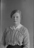 Frida Johanna Thunberg, född i Valbo 1889, småskolelärarinna. Gift Lindgren 1931, skild 1934.
Gift Eriksson 1962, död i Valbo 1966.