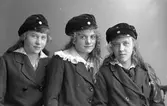 Tre skolflickor. Beställd av källarmästare C. J. Berglund, född 1865. Centralhotellet, Gävle