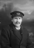 Sjökapten Olof Gunnar Bodén, Född 1889 i Gävle, död 1957 i Torsåker. Källor: Sjökaptensföreningen i Gävle 1776-1925. Sveriges dödbok nr 4, 1947-2006
