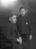 Alfred Uddholm med lillebror Pelle Uddholm. Magister Otto Alfred Uddholm, levde mellan åren 1885-1977, Nygatan 5, Gävle