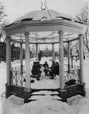 Gävle stad – Norr, Esplanaden.
En del av Gefleborgs läns symfoniorkester under repetition i Musikpaviljongen i Esplanaden.

