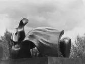 Henry Moore. Tredelad vilande figur på Slottstorget.
