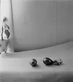 Julgranskulor av brunt glas med invändig kvicksilverbeläggning,
7,5 resp. 8 cm höga.
Tillverkade som så kallade fuskarbeten vid Gefle glasbruk, troligenav 
