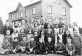 Bäck skola på 1930-talet.
Läraren är Olov Markusson.