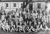 Barn i kyrkskolan 1942 med lärarna Gunnar Nylander och Alice Åkerman.