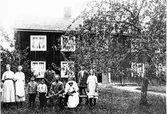 Pellas i Mälbo på 1910-talet.
På bänken syns Simon Eriksson med hustru.
Bostaden ersattes med nybygge 1927.
