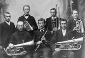 Hornmusiker från Kågbo 1896.
Från vänster: Johan Östblom, Jonas Forsström, Petrus Forsström, Jonas Andersson, Per Östblom, Jonas Berg och Johan Karlsson, då predikant i Lövåsen.