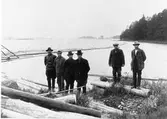 Flottare från Bodtrakten vid Fyllningen.
Från vänster: Jonas Eriksson (Kågbo), Oskar Ädel (Fyllningen), Anders Hellström (Hällby), Per Isacksson (Lövåsen), Nils Olsson (Lövåsen) och Axel Ädel (Fyllningen).