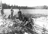 Vägbygge vid Bysjöbäcken 1927.
Byggande av vägtrumma över Bysjöbäcken (Långbron) på vägen till Byn 1927.