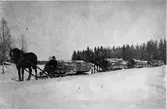Timmerfotor på väg till Dalälven från Flaten 1914,
Fotot är taget i Fällinge,
Förmodlingen Åhsbönder.