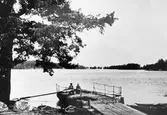 Hedesunda,
Södra sundets färja vid Korsnäset 1925,
Färjkarlen Per Olov Pettersson med son.
