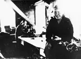 Hedesunda,
Blomgrens skrädderiverkstad omkring 1940,
Från vänster: Kerstin Blomgren (Brunn) och Frida Hadin (Hade).


