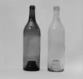 Två stycken hellitrar. Den västra av grönt glas, och den högra av vitt.
Gefle glasbruk.
