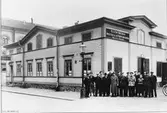 Elektriska Insallationsbyrån
Södra Centralgatan 23.

Joel Östergren, Å Bodin, E Bodin, O Bodin, Q Bodin, S Johansson,
R Andersson, Carl Gustafsson, C Lindgren, E Eriksson,
Folke I Holmstedt, N Söderström, B Anderson, E Hedlund,
C Rydgren, I Jansson och G Hagelin.
