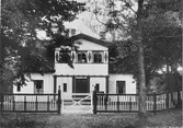 Lövudden byggdes 1869. Ursprungligen hade byggnaden ett plan.
Tillbyggdes senare. Huset uppfördes till fröken Suve, svägerska till
brukspatron Söderhielm.