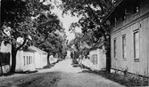 Bruksgata vid Oslättfors.

Bruket grundades 1697. Den stångjärns och spiktillverkning, som här bedrevs, är nu nedlagd, men den typiska bruksgatan minner ännu om forna tiders arbetsliv.