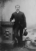 Johan Axel Hullander född 1863 i Strömsbro. Foto på 1890-talet i ateljé i Melbourne, Australien. Hullander utvandrade dit på 1880-talet och arbetade bl.a. vid gasverket i Mellbourne.