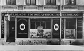 Hasselblads foto.
Drottningatan 32.