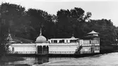 Gävle stad – Väster, Stadsträdgården.
Kallbadhuset Najaden i Gavleån, 25/5-1951.
