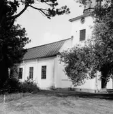 Kyrkan från sydsydväst.