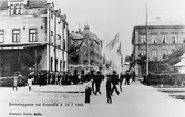 Drottninggatan flaggprydd 13/7 1905, då Oscar II besökte Gävle för att sammanträffa med Wilhelm II. Mötet skedde i Gävle hamn, där visit utväxlades på fartygen.