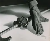 Handskar och ett paraply. Lädermarknad.